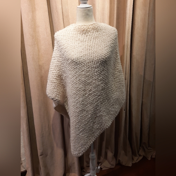 Cocogio Knit Poncho - Picture 9 of 10